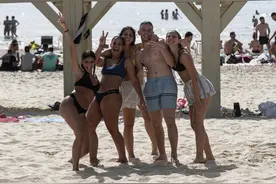 天气极端炎热，以色列开放海滩，公共场所和教室里不用戴口罩图片