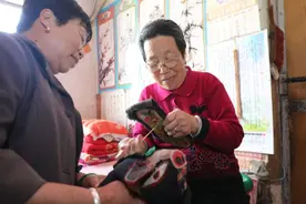 一针一线总是情！无棣一“闲不住奶奶”手工缝制近千双鞋垫送乡邻图片