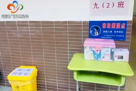 保障初三学生复学入班，这所中学配备呕吐包图片