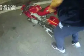 大爷骑儿童摩托车流里“撒欢”被交警拦下“挨训”图片