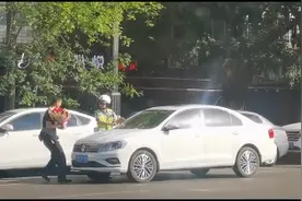 “女交警给老公贴罚单”视频拍摄者：一次意料之外的摆拍图片