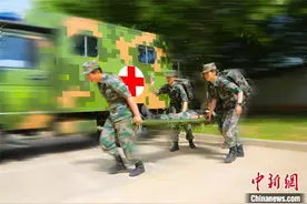 战地抢救演练：卫勤女兵飒爽英姿图片
