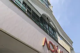 玻璃脏了快擦，六合城管督促临街高楼“洗澡”图片