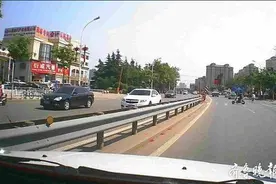 奇葩！男子酒后跑上机动车道随意拦截车辆，被逼停一女士吓得不轻图片