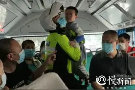 最暖怀抱！三岁男孩贪玩独自坐上公交，渝警骁骑追赶三站抱他下车图片