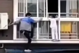 四川自贡一名女童被困6楼窗外，空调维修工爬窗救人图片