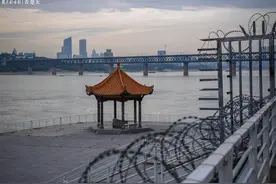 锋利的刺绳围网，拦不住钓鱼、游泳和锻炼身体的市民图片
