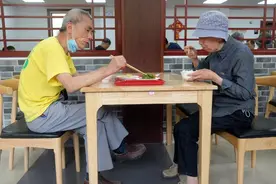 28万优惠助餐名额发放，“云闪付”绑定社保卡，上海这个区老人每天可省5元图片