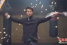 快使用双节棍哼哼哈兮，乒乓球也能打得风生水起图片