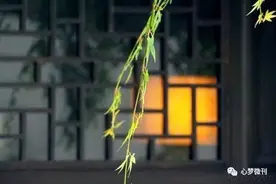 窗口，那柔和的灯光图片