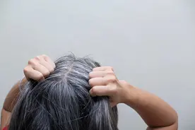 白头发可以拔吗？会越拔越多吗？答案都在这里图片