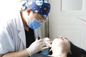 颈纹越积越多，难怪她那么显老图片