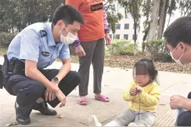 “小情人”跟丢了爸爸闹脾气 民警客串奶爸送娃回家图片