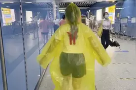 暴雨天地铁免费发雨衣，女生表白“有爱广州”