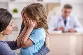 为什么孩子会走路却总要我们抱抱？终于有心理学家给出了答案图片