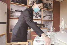 亲友用公筷觉得显生分 老人用公筷觉得“被嫌弃”图片