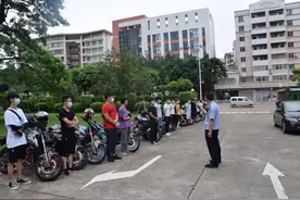 25辆摩托车组队违规行驶 江门警方列举摩托事故案例并罚款200元图片