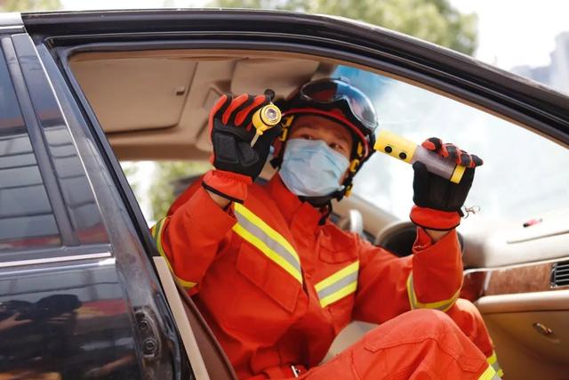 安全锤怎么选？如何快速破拆逃生？消防来支招！有车一族必须了解......