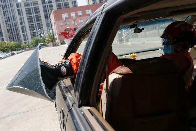 安全锤怎么选？如何快速破拆逃生？消防来支招！有车一族必须了解......