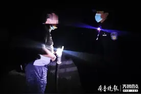 游客深夜在泰山后山小路里迷路，岱顶民警及时救助图片