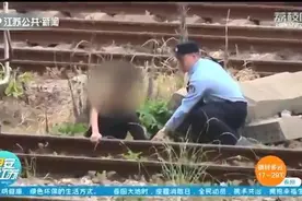 危险！南京一12岁男孩爬火车遭电击 公安消防齐救援图片