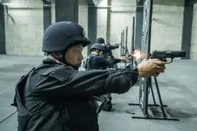如何一击制服嫌疑人？特警邀请职业拳击手指导拳击技法图片