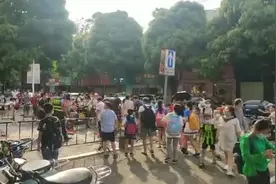 好险！放学时间一扇玻璃窗高空坠下，学生们刚刚离开图片