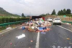 货车侧翻高速水果散落一地 宣威交警化身“搬运工”帮忙捡拾图片
