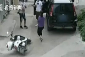 眼看小孩要被车撞到 危急时刻他一个动作救下！网友：太帅了图片
