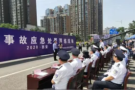 西安交警举行道路交通事故应急救援处置实战演练活动图片