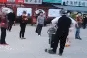 广场舞老人这一脚绊倒了儿童，也“绊”没了素质图片