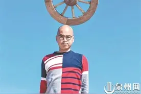 泉州籍艺术家陈文令：光头当展场 每日一顶图片