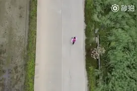 他的双肩包看哭很多人！58岁教师每天步行30公里收发作业，一个也不能少图片