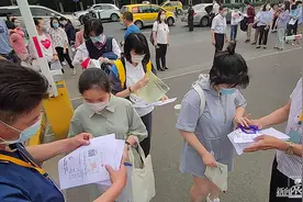 提前一小时已排起候考长队，华师大二附中张江校区自招校测今日分三批面试图片