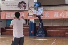 周琦晒三分5中5视频却遭嘲讽 网友：这有个波兰卧底 抓起来图片