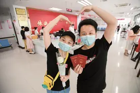 5月20日武汉5034对新人齐领证，口罩遮住脸庞但遮不住甜蜜图片