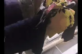 熊孩子高空泼墨，全楼都遭殃！家长“洗白”方式不“留情”图片