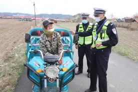 吉林临江交警“一盔一带”宣传进农村图片