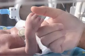 提前3个多月！出生时体重1200g、只有成人巴掌大小的他历经71天，终于回家了！图片