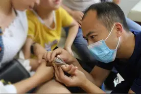男童好奇玩钢锥，不料大拇指被卡，消防员一招巧施救图片