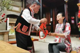 汲取自然质朴民歌灵感歌唱家龚琳娜云南采风图片