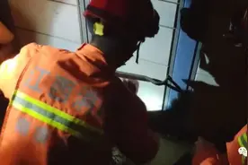 危险！4岁姐姐一个失误，1岁半弟弟被快递柜"吞了"…图片