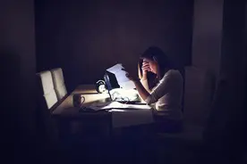 连续加班后，29岁女白领差点失明！小心身体这个信号...图片