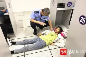 “扶我起来，我还可以接着考！”图片