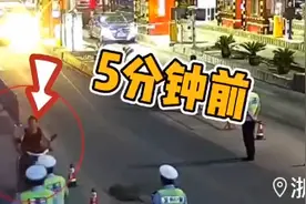 惊险！男子骑电动车被交警拦下劝导戴头盔，5分钟后发生车祸图片