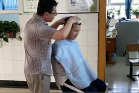 河北衡水中学助力学生备考 高三教师变身美发师为学生理发图片
