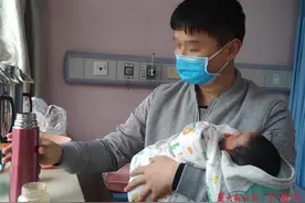 特殊时期产妇只能一人陪护，青年奶爸“独揽大局”获评满分图片