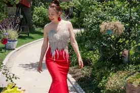 范明与62岁妻子豪宅内合影 十指相扣甜蜜藏不住图片