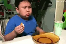 可爱！9岁男孩封锁数月后首次吃M记 手握鸡块嚎啕大哭图片