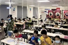 华夏人寿南阳中支：彩绘“石膏娃娃”迎接六一图片